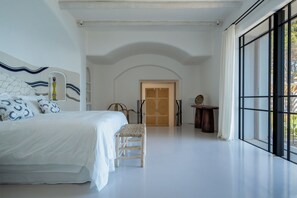 4 bedrooms, iron/ironing board, travel crib, WiFi - Sea front! Wonderfull villa with sea views from every room. (Capdepera)