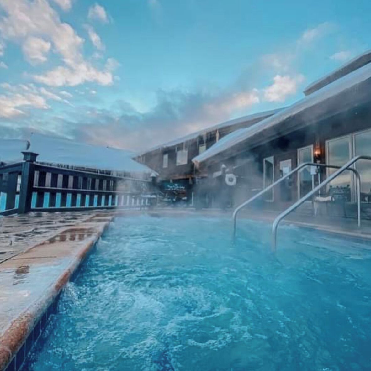 Una piscina cubierta, una piscina al aire libre