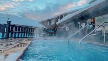 Una piscina cubierta, una piscina al aire libre