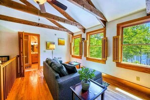 Smart TV, chimenea y oficina 