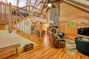 Smart TV, fireplace, offices - Lakefront Log Cabin at Lake Anna, Dock, Deck (Bumpass)