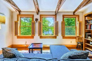 Smart TV, fireplace, offices - Lakefront Log Cabin at Lake Anna, Dock, Deck (Bumpass)