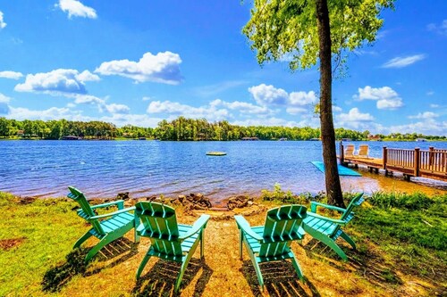 Lakefront Log Cabin at Lake Anna, Dock, Deck