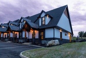 Exterior - Sparrows Nest - 3 King Beds w/ Hot Tub & Fire Pit (Sevierville)