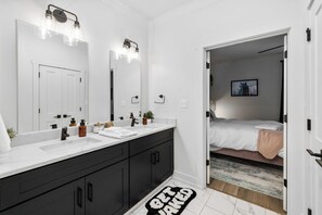 3 habitaciones, escritorio y tabla de planchar con plancha