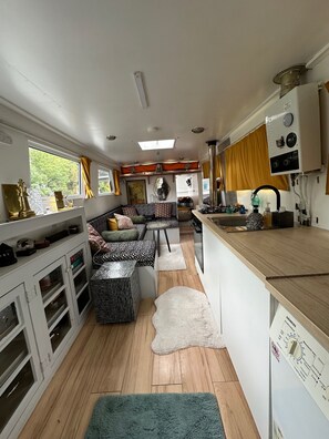 Fridge, oven, stovetop, coffee/tea maker