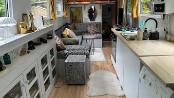 Fridge, oven, stovetop, coffee/tea maker