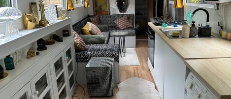 Kühlschrank, Ofen, Herdplatte, Wasserkocher mit Kaffee-/Teezubehör