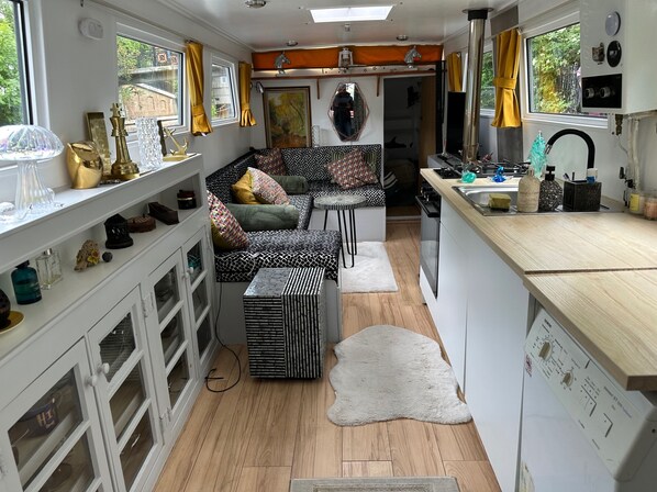 Fridge, oven, stovetop, coffee/tea maker