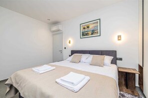 3 bedrooms, free WiFi, bed sheets - Holiday house TARA & LANA I with heated pool (Kornić)