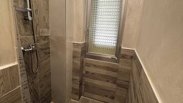 Doccia, asciugacapelli, asciugamani, sapone