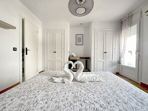 3 室のベッドルーム、アイロン / アイロン台、WiFi、ベッドシーツ