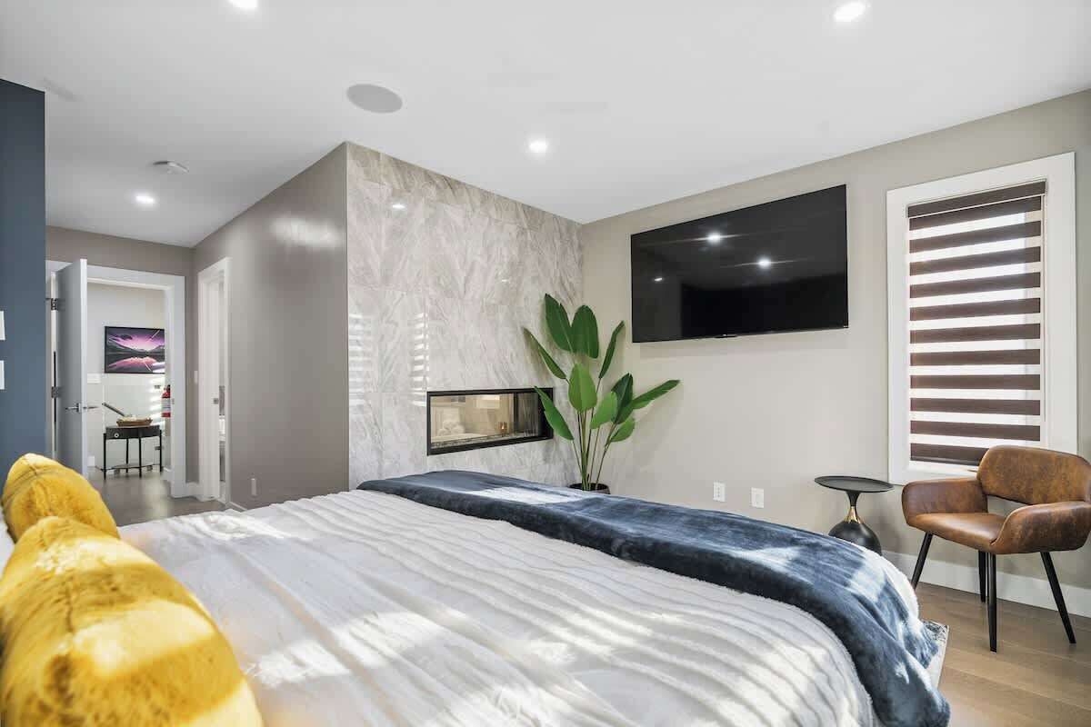 4 bedrooms, iron/ironing board, WiFi (free), bed sheets