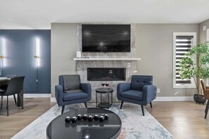Smart TV, chimenea y oficina 