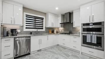 Frigorífico, microondas, horno y placa de cocina