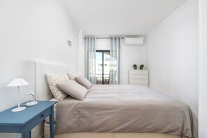 1 dormitori, caixa forta a l'habitació i planxa i posts de planxar 