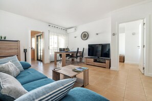 Televisor intel·ligent i llibres 