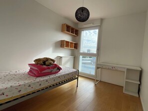 4 bedrooms, iron/ironing board, bed sheets