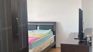 4 bedrooms, iron/ironing board, bed sheets