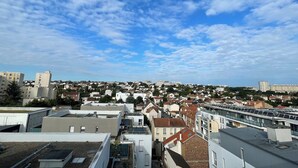A cityscape with a mix of residential and commercial buildings under a partly cloudy sky. - The cytadin! Pied streetcar paris porte de choisi 11 minutes, Palais Royal musé 45 min (Vitry-sur-Seine)