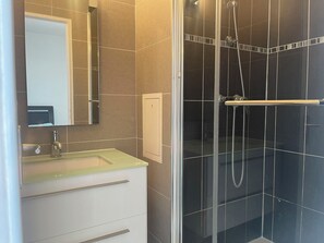 Shower, hair dryer, towels, soap - The cytadin! Pied streetcar paris porte de choisi 11 minutes, Palais Royal musé 45 min (Vitry-sur-Seine)