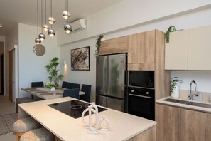 Réfrigérateur, micro-ondes, four, plaque de cuisson