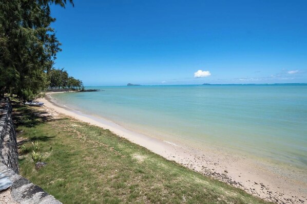 On the beach - OCEAN apartment, waterfront, Grand Gaube (Grand Gaube)