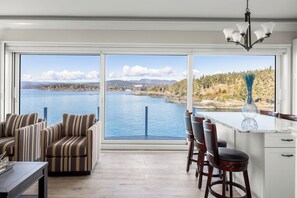 Interior - Coastal View Sunset at SookePoint Cottages (Sooke)