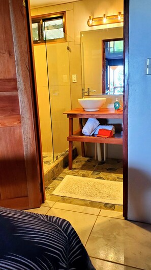 Regadera, amenidades de baño ecológicas, toallas, jabón