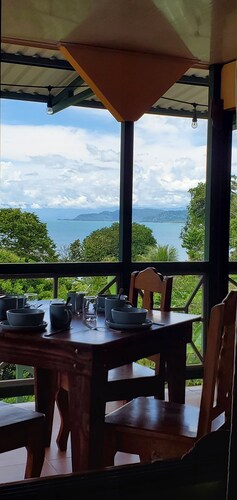 Willy's Fish Camp. All rooms, ocean view, walk to town! Hillside Hotel in Drake