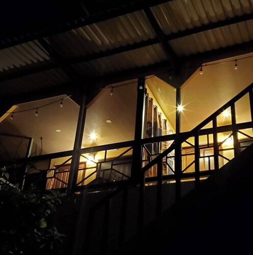 Willy's Fish Camp. All rooms, ocean view, walk to town! Hillside Hotel in Drake