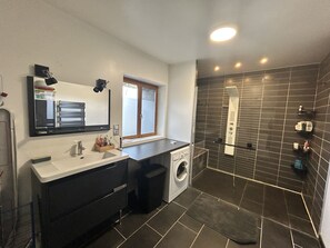 Douche, sèche-cheveux