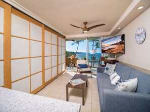 TV connectée, livres, chaîne hi-fi, écrans d'ordinateur