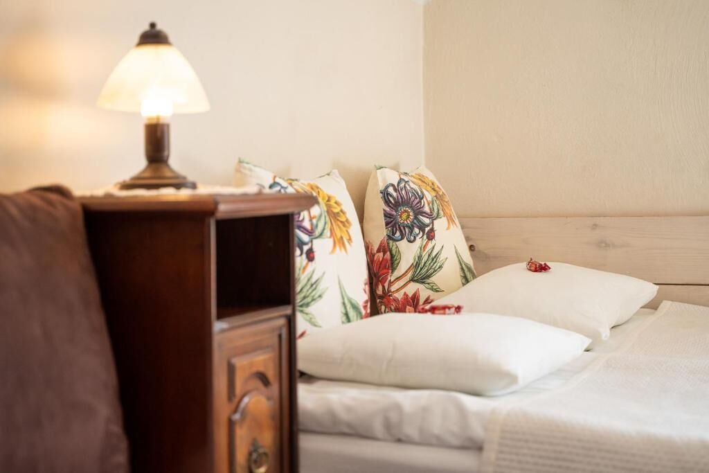 Lägenhet Basic | Mörkläggningsgardiner, ljudisolering och strykjärn/strykbräda