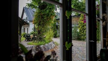 المنشأة من الداخل