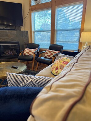 Smart TV y chimenea 