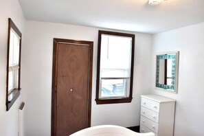 Shower, hair dryer - Snug Harbor Waterfront Cottage Pet Friendly (South Kingstown)