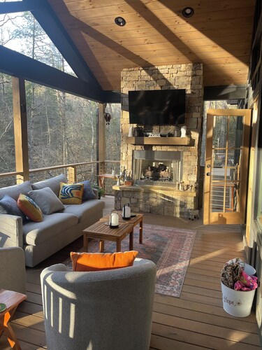 Secluded Luxury 4-bedroom, 3.5 Bath, Creek House Cabin in Ellijay