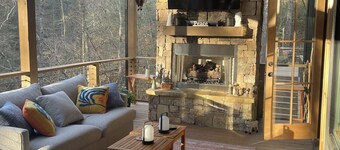 Secluded Luxury 4-bedroom, 3.5 Bath, Creek House Cabin in Ellijay