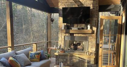 Creekhouse on Tails Creek - Luxury 4BR - Hear the Water From Bed