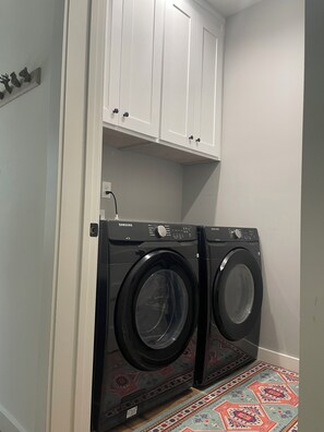 Interior - Secluded Luxury 4-bedroom, 3.5 Bath, Creek House Cabin in Ellijay (Ellijay)