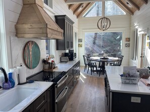 Fridge, microwave, oven, stovetop - Secluded Luxury 4-bedroom, 3.5 Bath, Creek House Cabin in Ellijay (Ellijay)