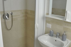 Ducha, secador de pelo, bidet, toallas