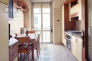 Geladeira, fogão, cooktop, lava-louças