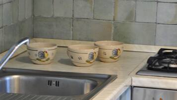 Frigorifero, forno, piano cottura, macchina per tè/caffè