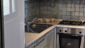 Fridge, oven, stovetop, coffee/tea maker
