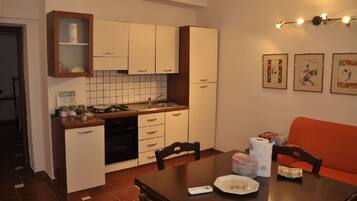 Frigorifero, piano cottura, macchina per tè/caffè