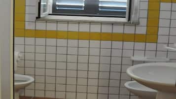 Dusche, Haartrockner, Bidet, Handtücher