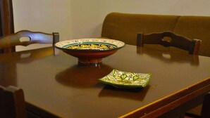 Uma mesa de jantar com uma tigela e um prato sobre ela.