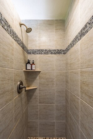 Shower, hair dryer, towels - Hive Vista @Castoro | Vineyard View Stay + EV (Templeton)